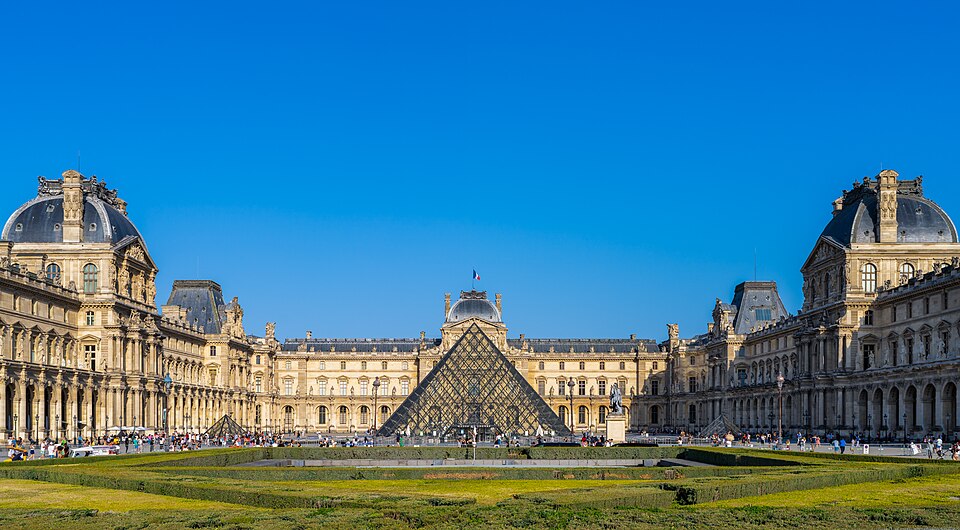 Pyramide du Louvre